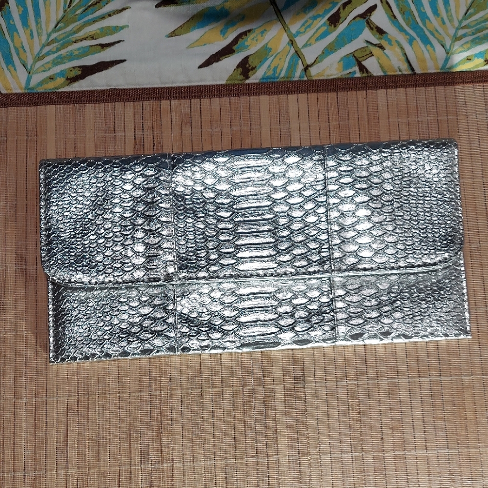 Urban Expressions Clutch, Silver Faux Alligater, Magnetic Close, Strap Hooks‎
